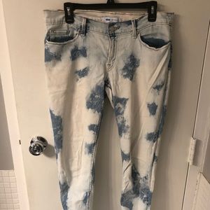 Tie dye Levi cropped/Capri skinnys. Very cute.